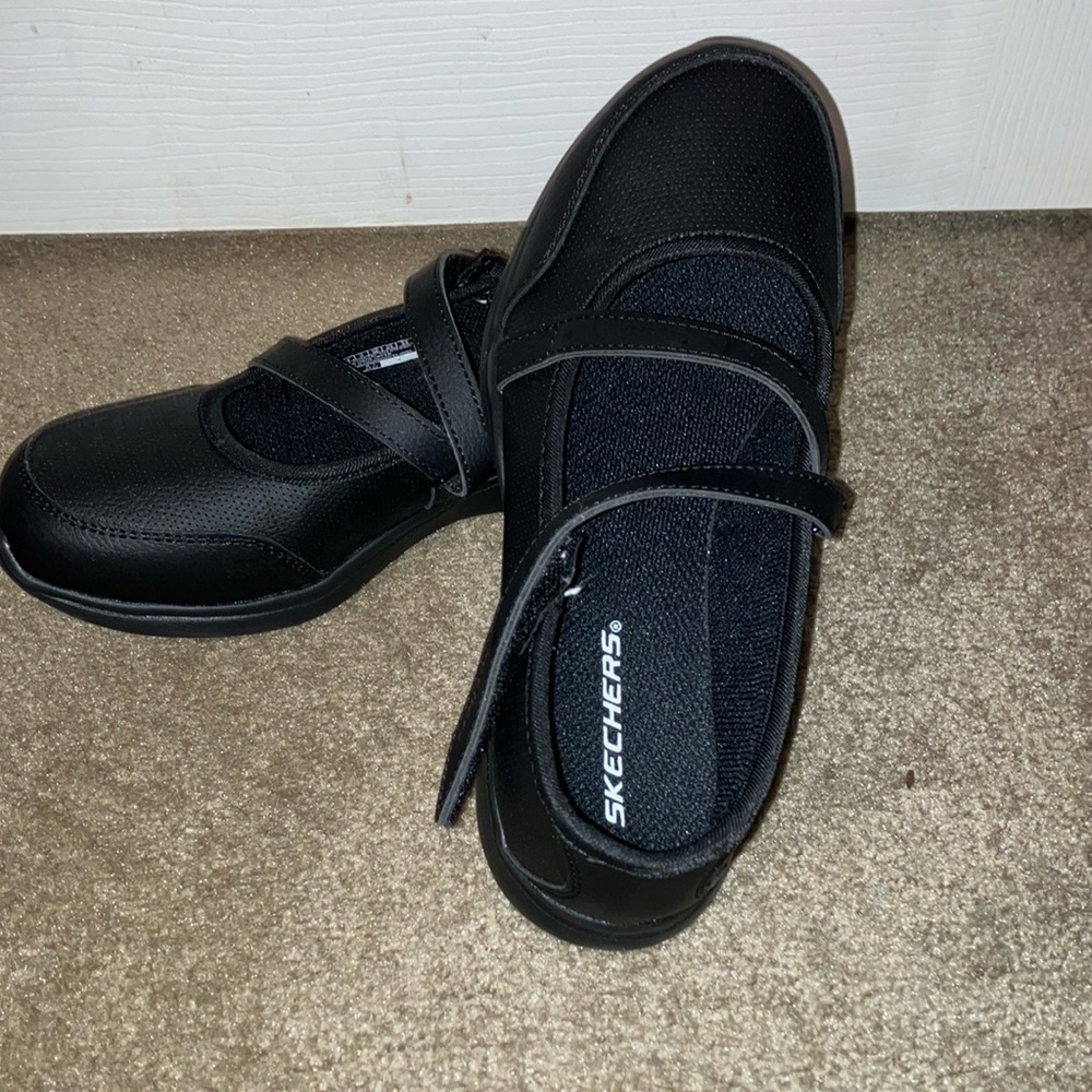 Skechers non marking little girls size 4; never worn